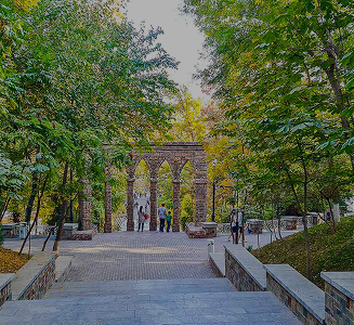 Лестница, ведущая к колоннаде в осеннем пейзаже Central Park
