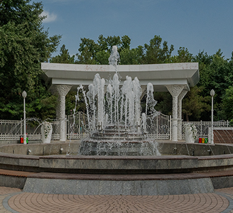 Центральный фонтан на открытой площади парка Central Park днём