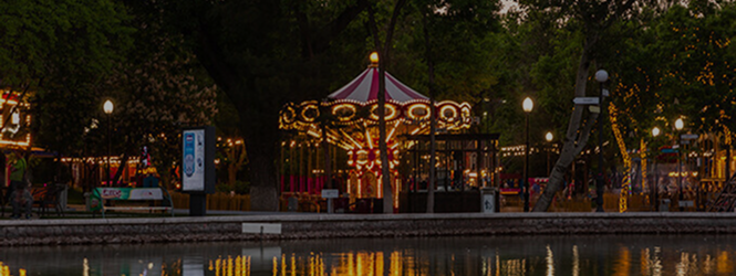 Вечерний парк с каруселью и праздничной подсветкой в Central Park