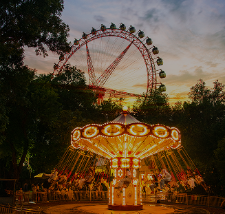 Колесо обозрения и карусель на фоне заката в парке Central Park