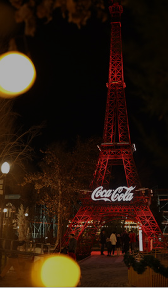 Башня Coca-Cola в праздничной подсветке вечером в парке Central Park