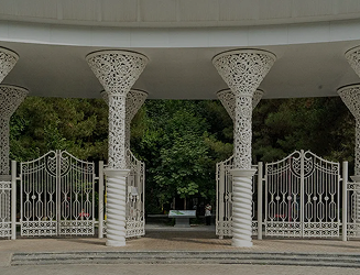 Главные ворота Central Park с белыми колоннами и арочным навесом