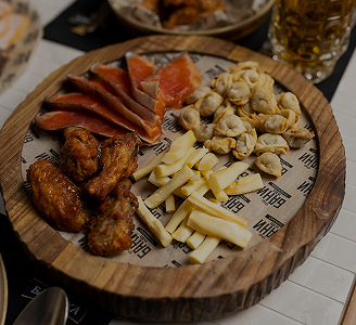 Блюдо с мясом, картофелем и закусками из банного ресторана